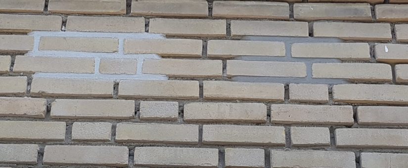 Woning in Purmerend: Oud voegwerk uitgehakt en gevel professioneel gereinigd.