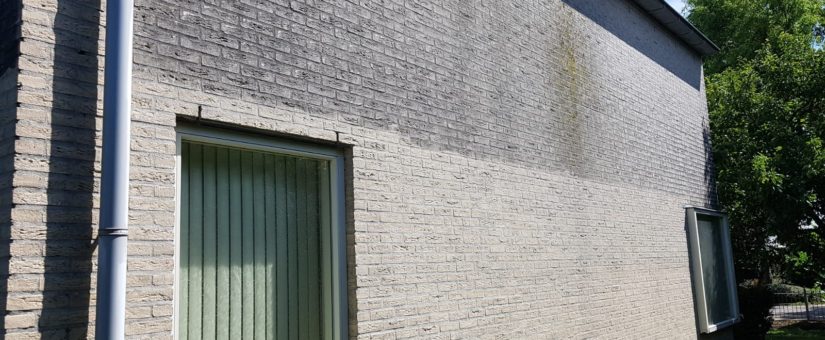 Professionele gevelreiniging van een vrijstaande woning met witte metselsteen in Oudorp/Alkmaar