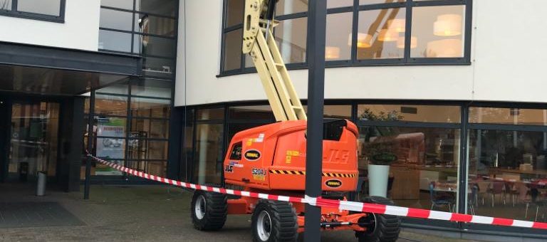 Reinigingswerkzaamheden voor de gevelbeplating van Winkelcentrum Purmerend