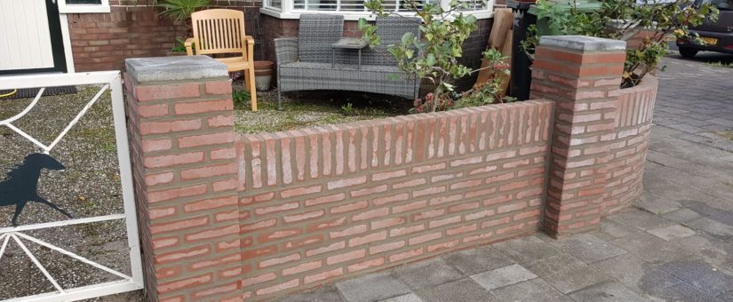Reparatie en reiniging van tuinmuur in IJmuiden